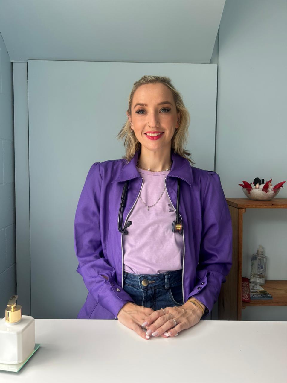 Médica veterinária Suellen Stefan na clínica